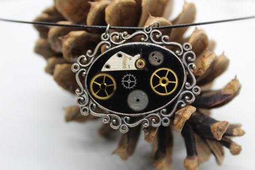 Steampunkový náhrdelník černý ozdobný ovál