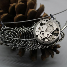 Steampunkový náhrdelník pírko s torzem strojku I.