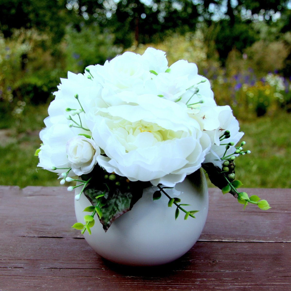 Bílé pivoňky v bílé lesklé keramické kouli_dekorace na stůl