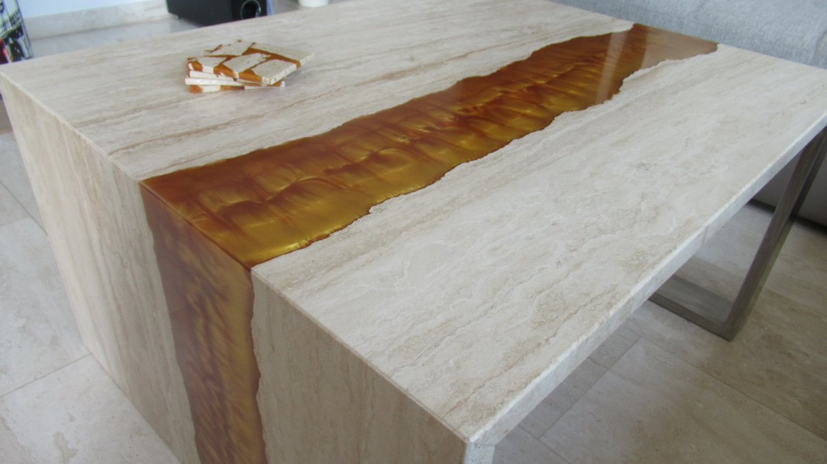 Kamenný konferenční stolek