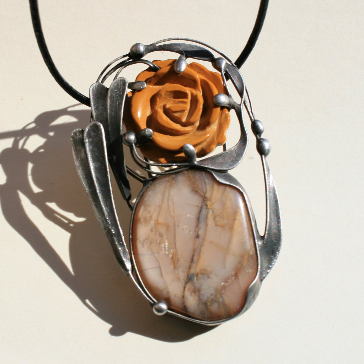 Kamenný květ - jaspis a měsíční kámen