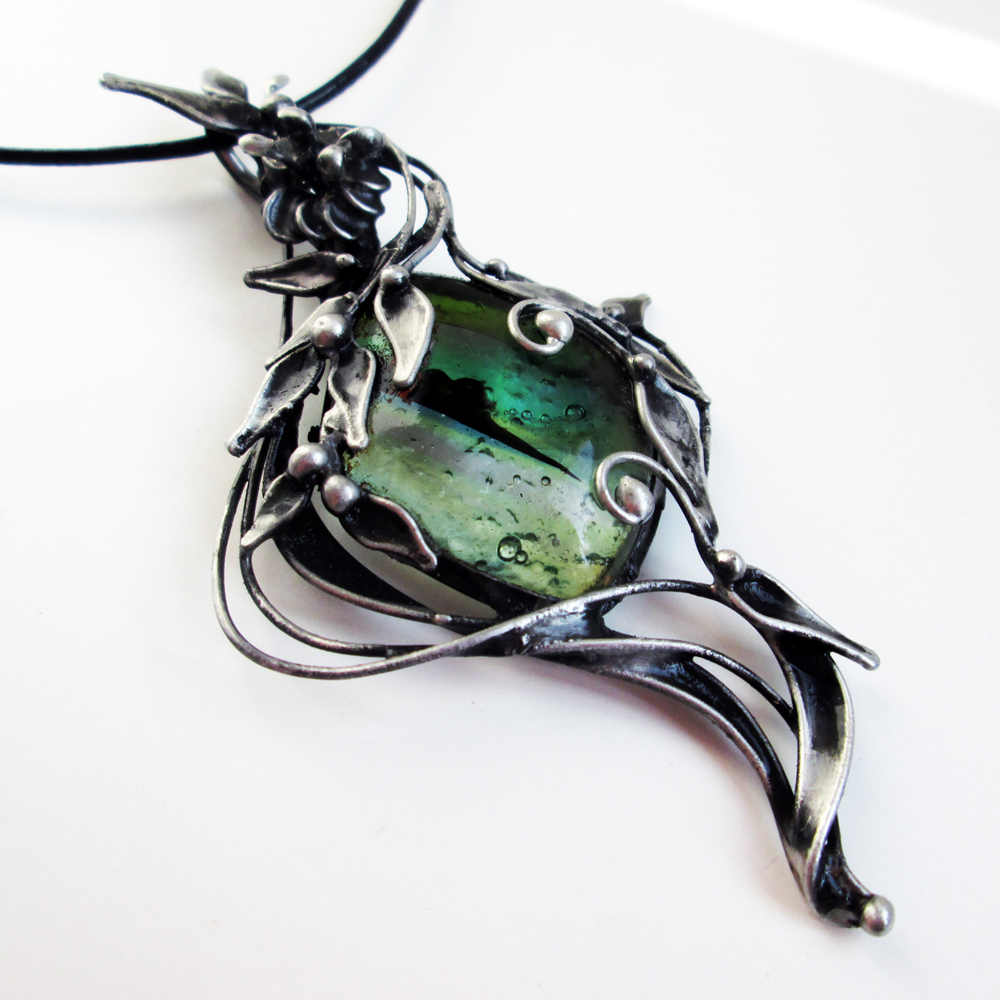 Modro-zelenkavé sklo