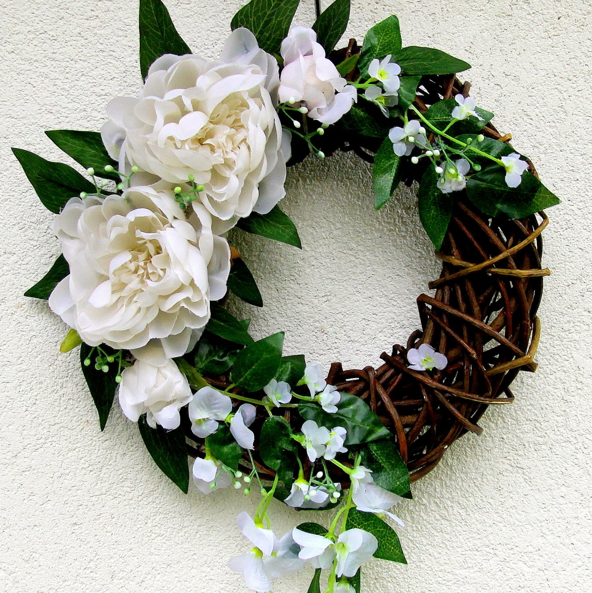 Věnec s bílými pivoňkami a vistárií