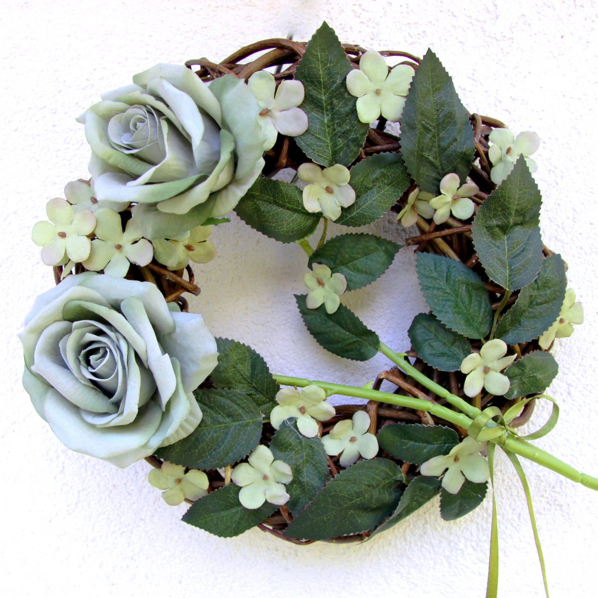 Věnec se zelenošedými růžemi 