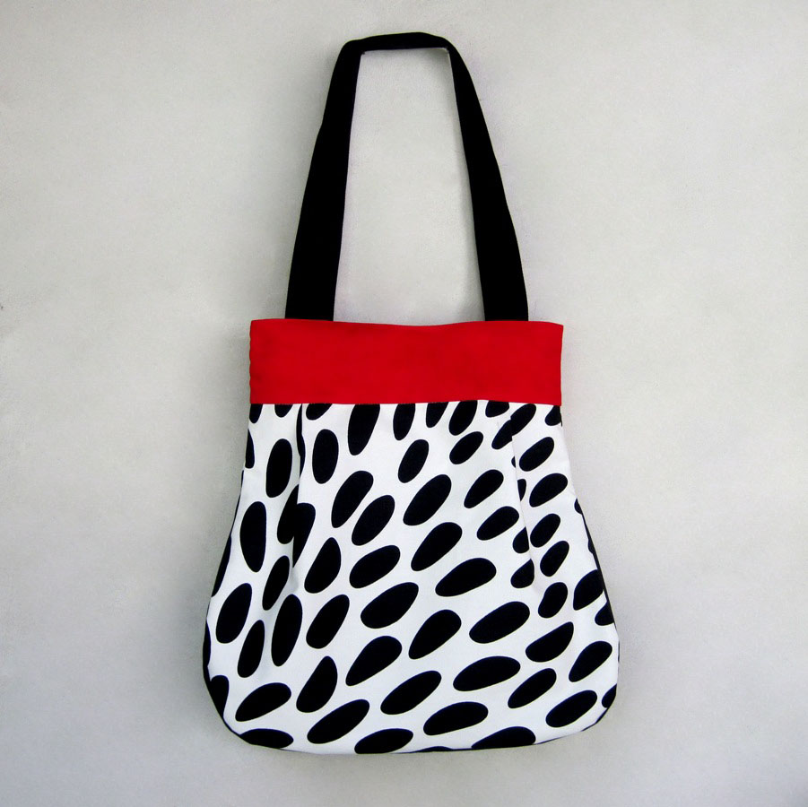 Černobílá s červeným lemem