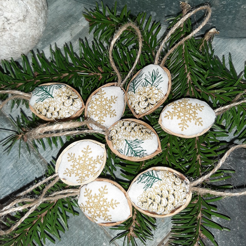 Sada vánočních ozdob ze skořápek vlašských ořechů 