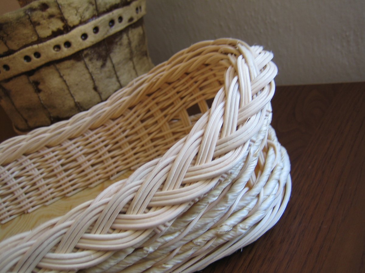 Oválná ošatka proplétaná kukuřičným provázkem