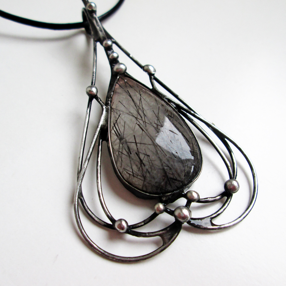 Křišťál s turmalínem-kapka