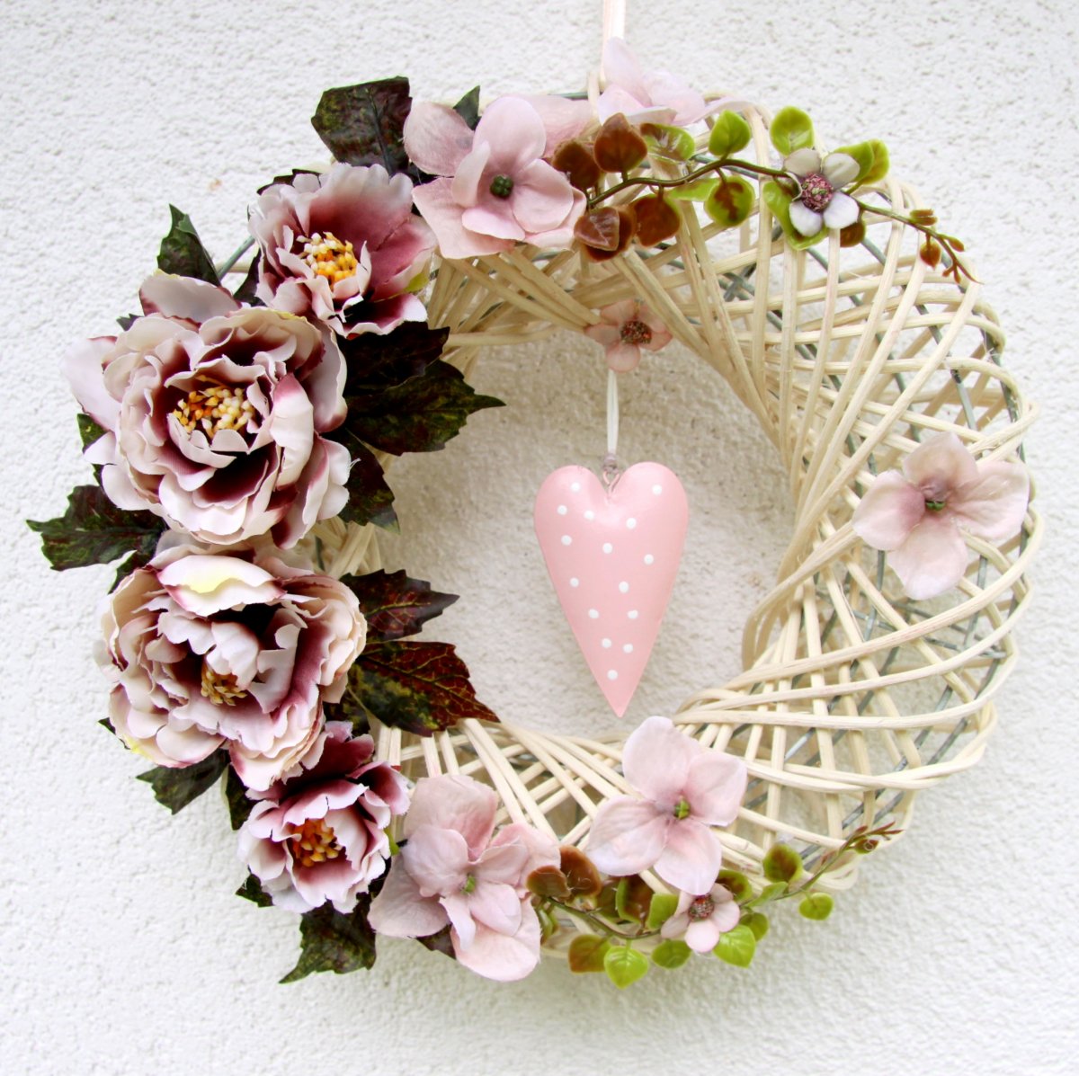 Pivoňkový věnec na dveře se srdíčkem