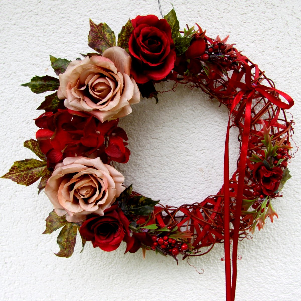Věneček s kávovými a vínovými růžemi