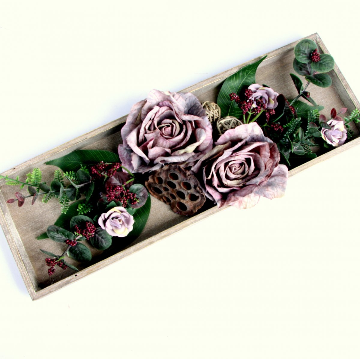 Růže s nádechem do vínova na dřevěném tácu