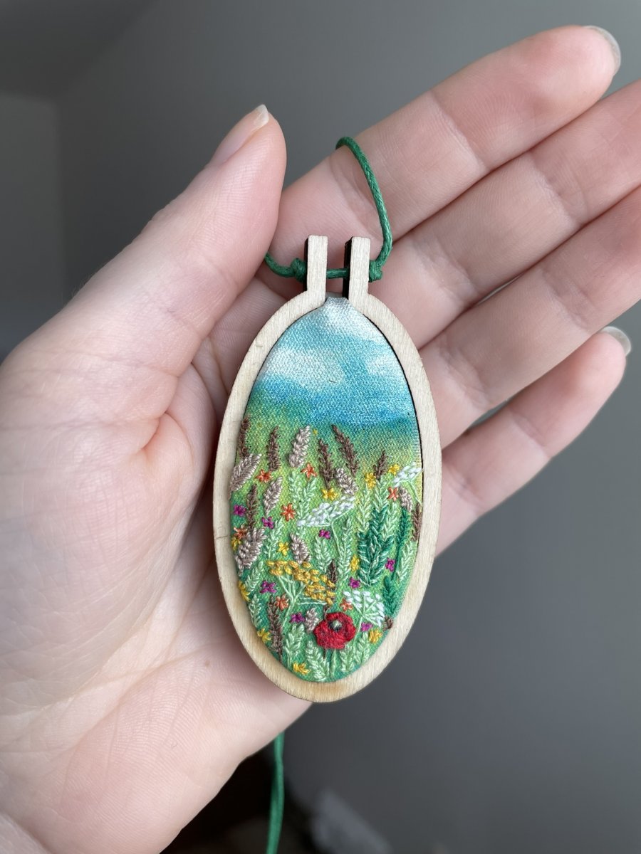 Vyšívaný přívěsek Louka