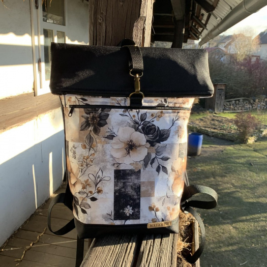 Černo béžové květy - rolovací/překlápěcí batoh