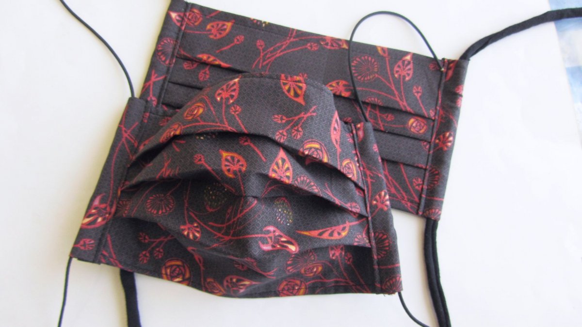 Rouška dvouvrstvá -Černá s kvítky