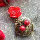 Červená růžička - medailonek