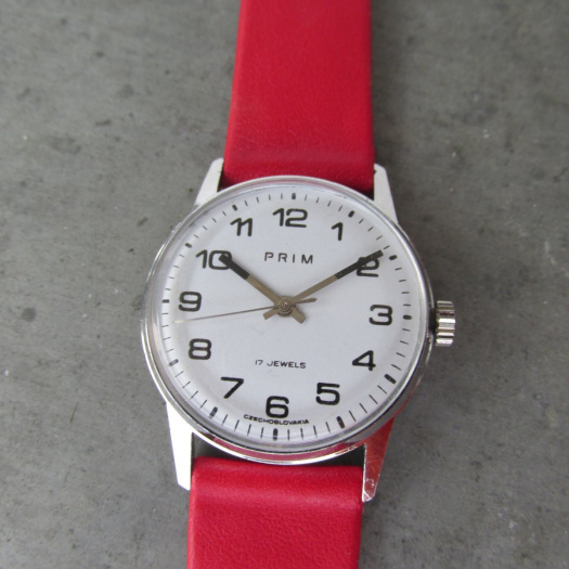 Hodinky Prim z roku 1973, elegantní, červený pásek