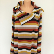 Pruhatý svetr s atypickým límcem
