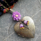 Medailonek s fialovou květinkou