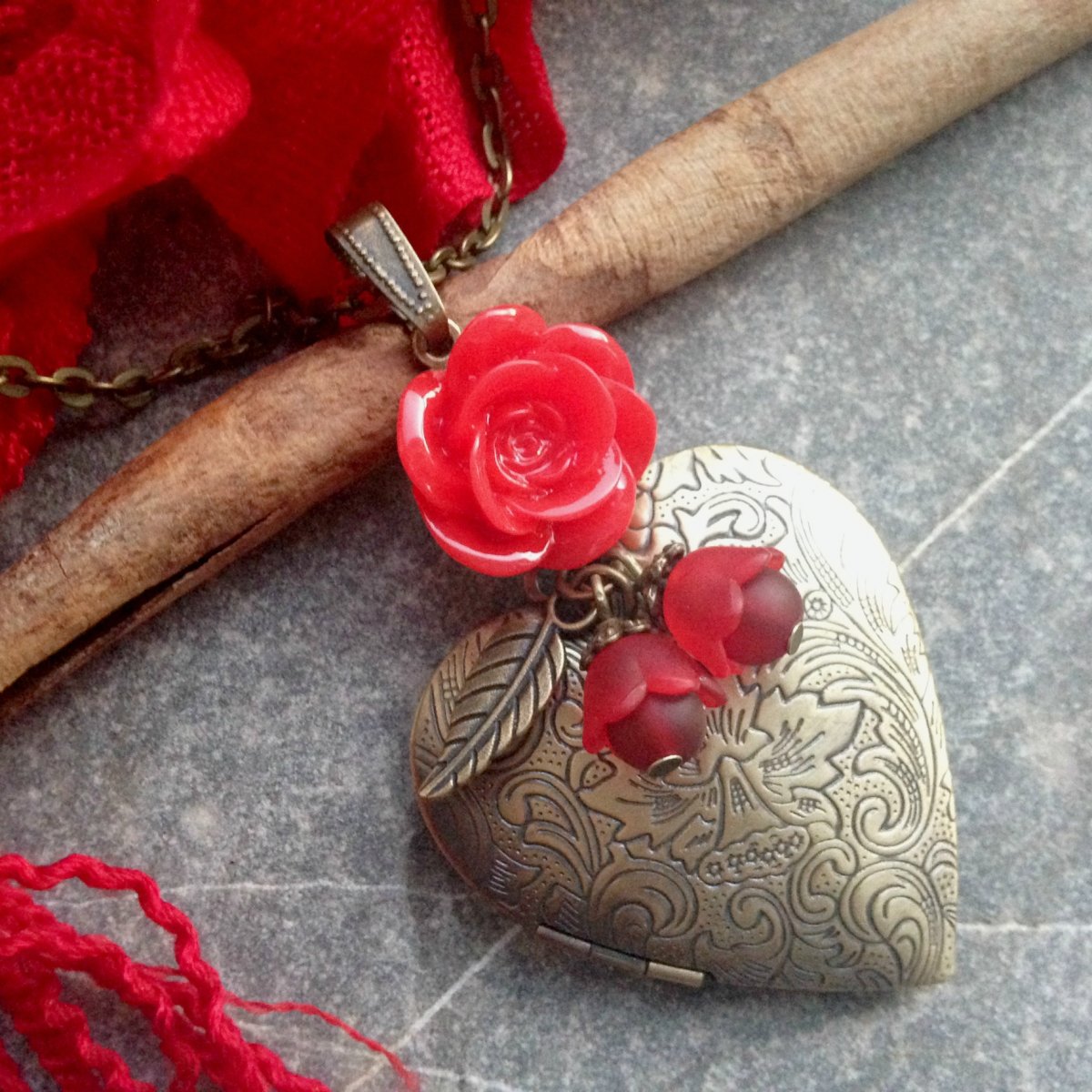 Medailonek s červenou růžičkou