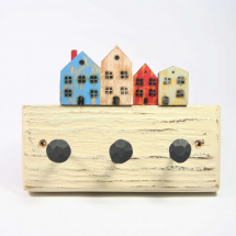 Dřevěný věšák s barevnými domečky - 3 háčky 