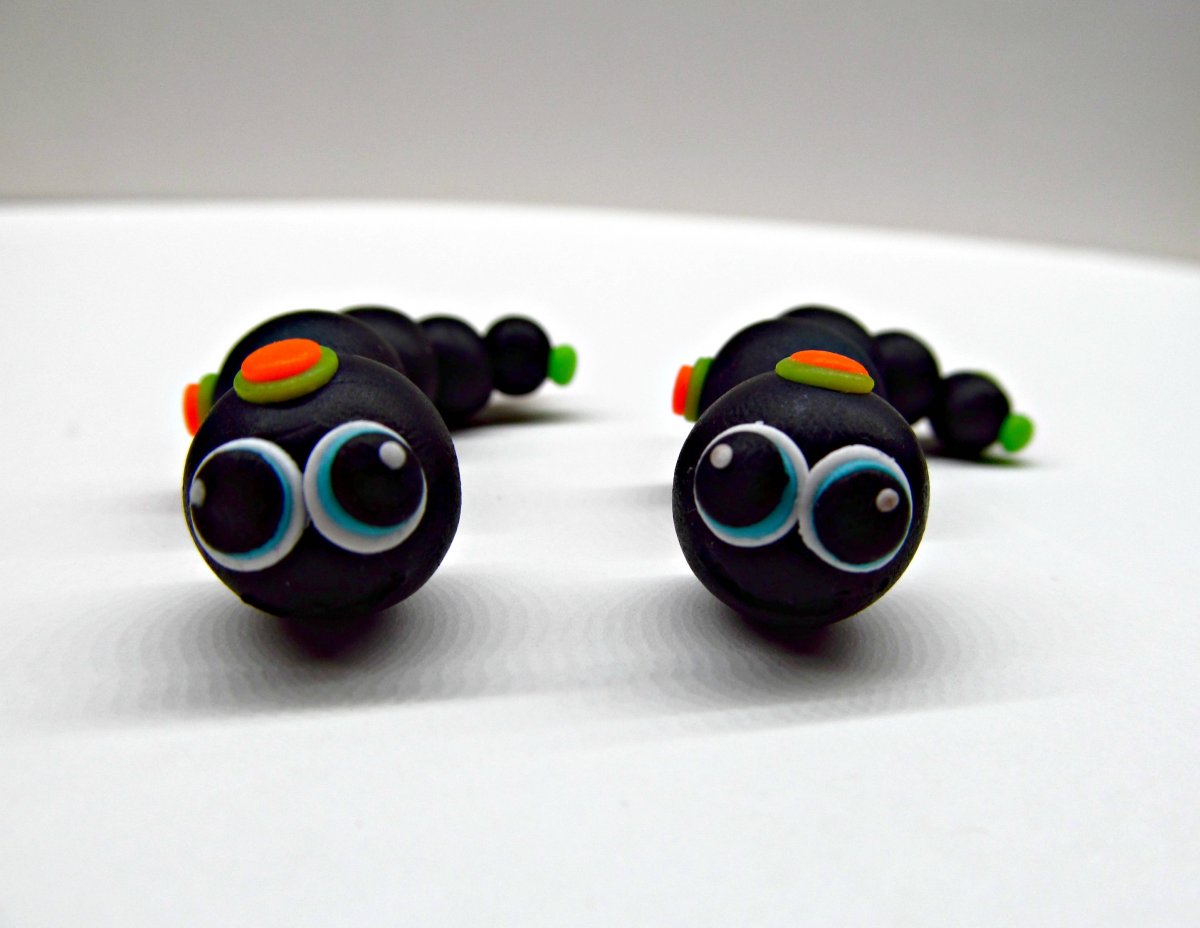 Černé housenky skrz ucho (REZERVACE)