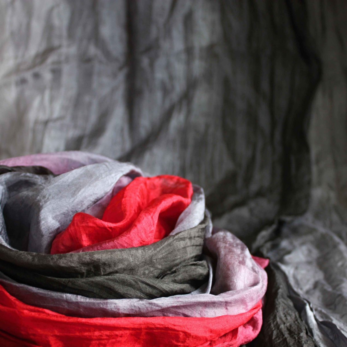 vrapovaná hedvábná šála černo-šedo-červená