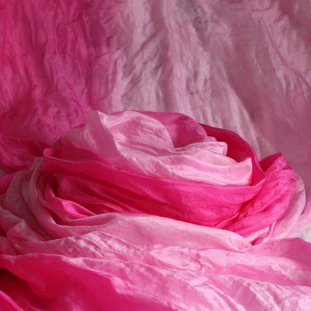 vrapovaná hedvábná šála růžová