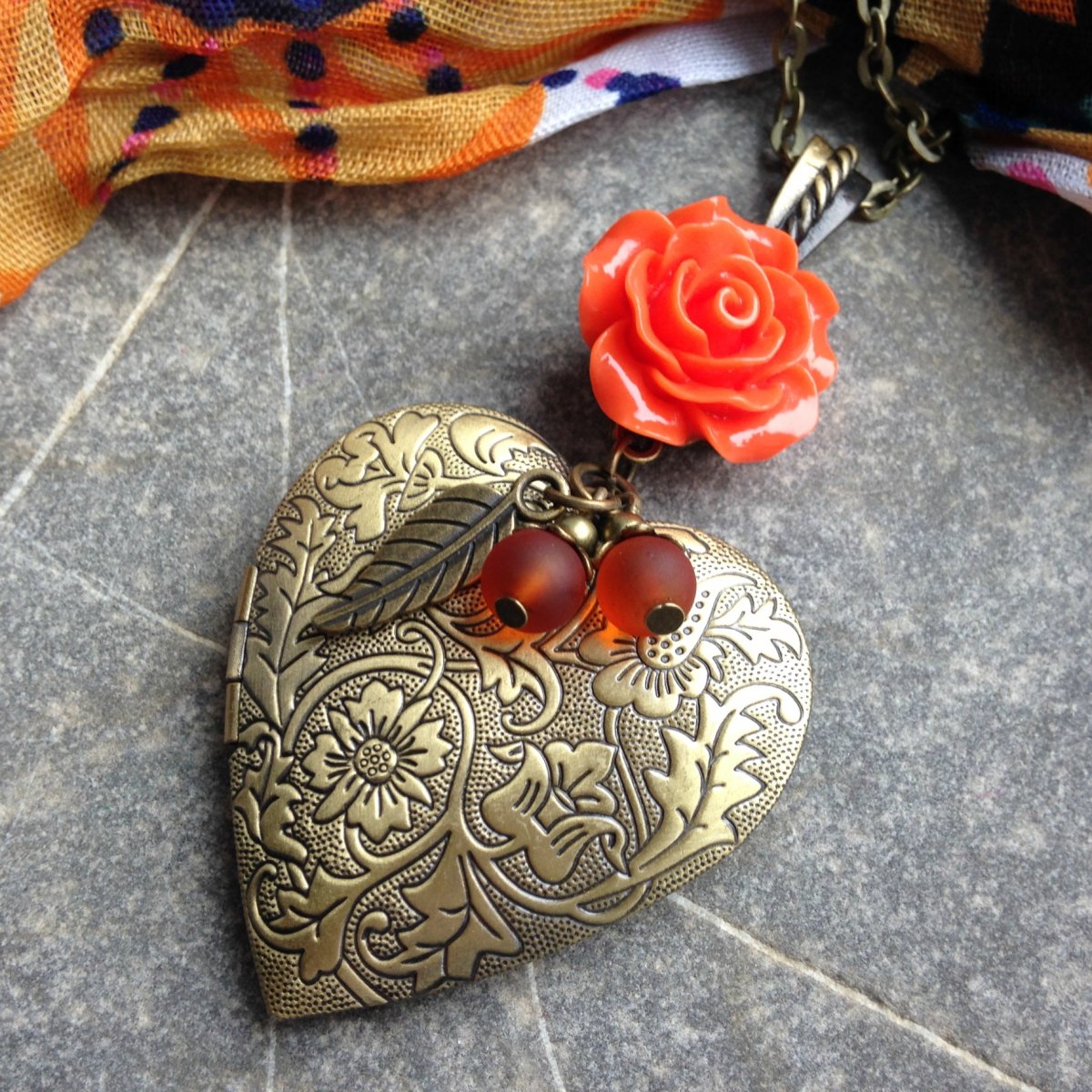 Oranžový medailonek