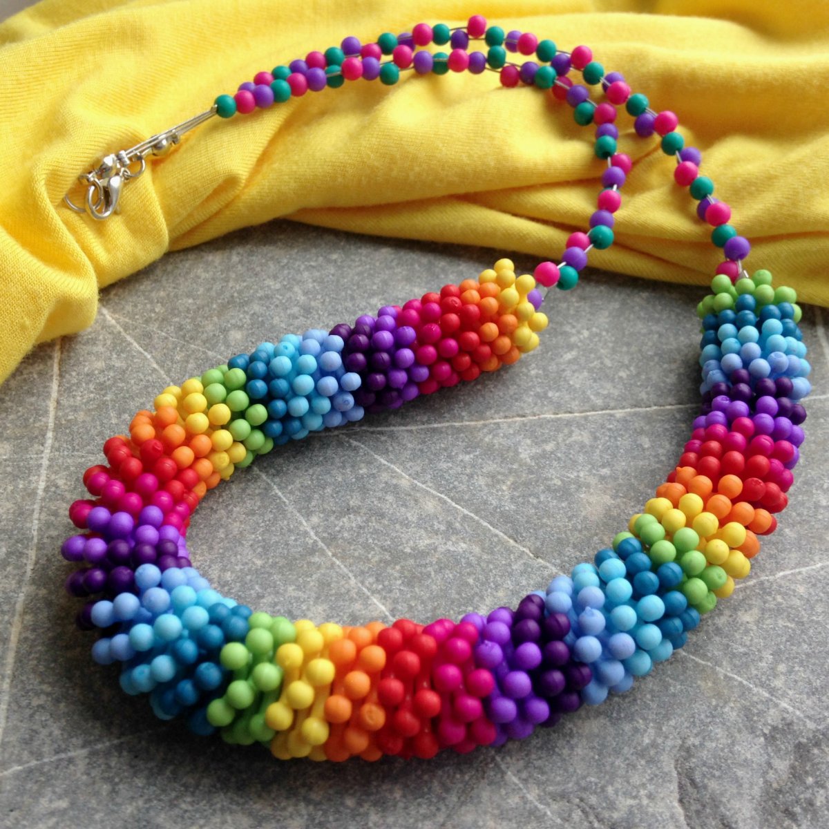Duhový náhrdelník