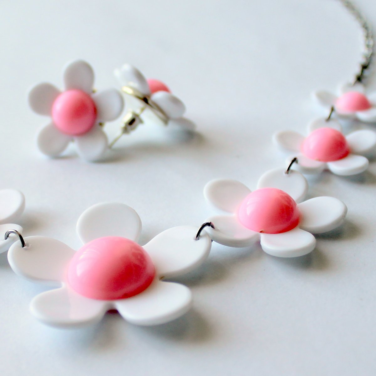 Rozkvetlá retro souprava