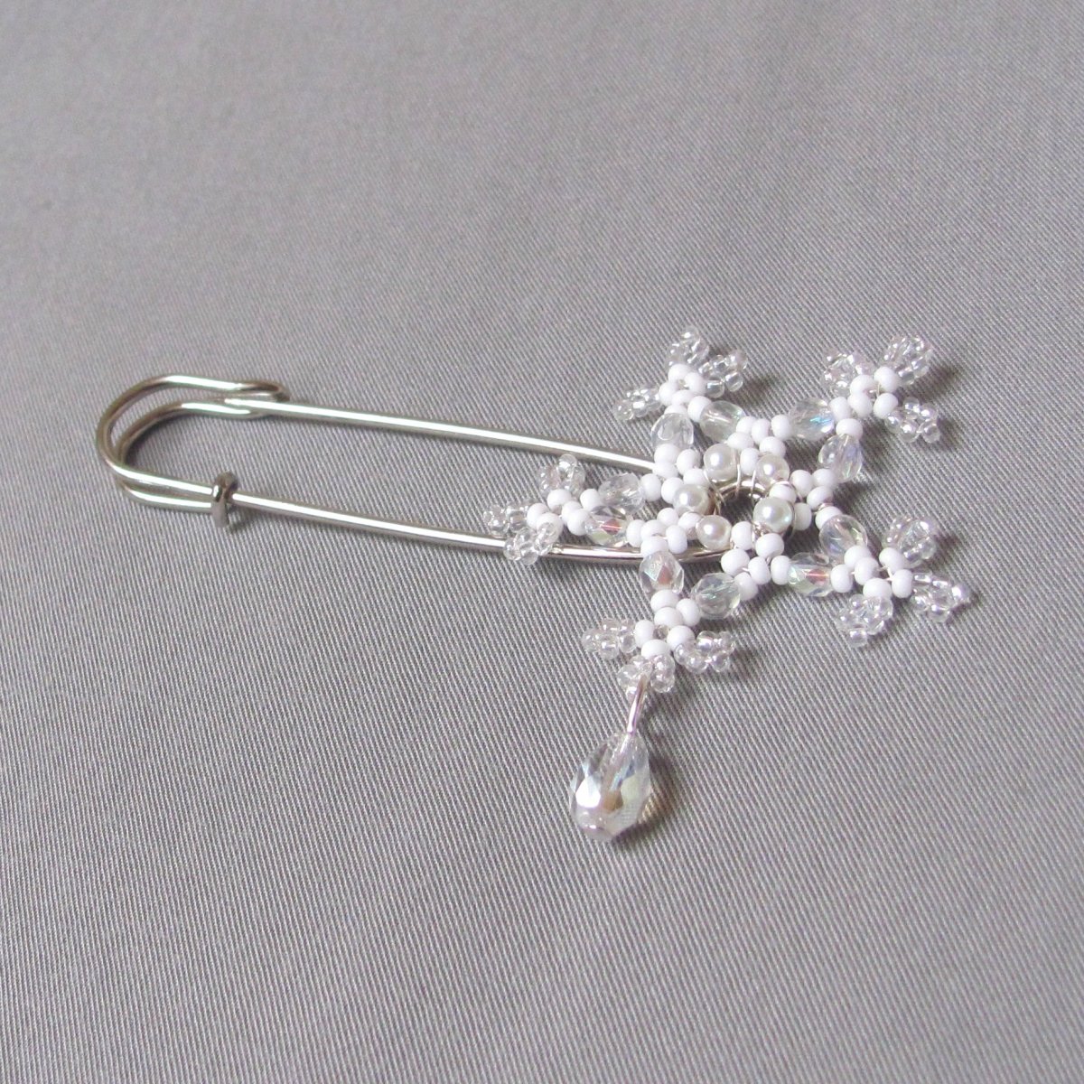 Ozdobný spínací špendlík, vločka