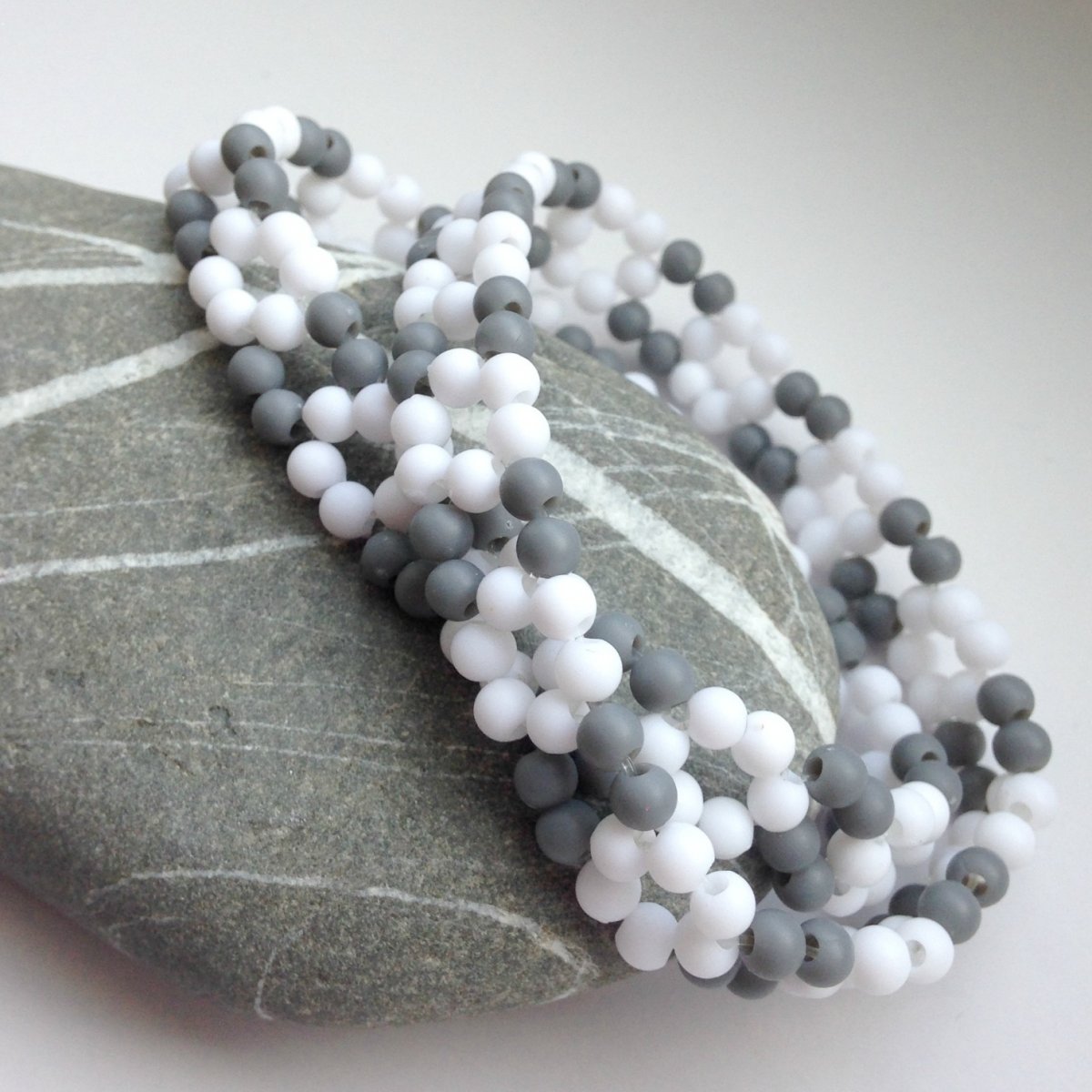 Pružné náramky šedé