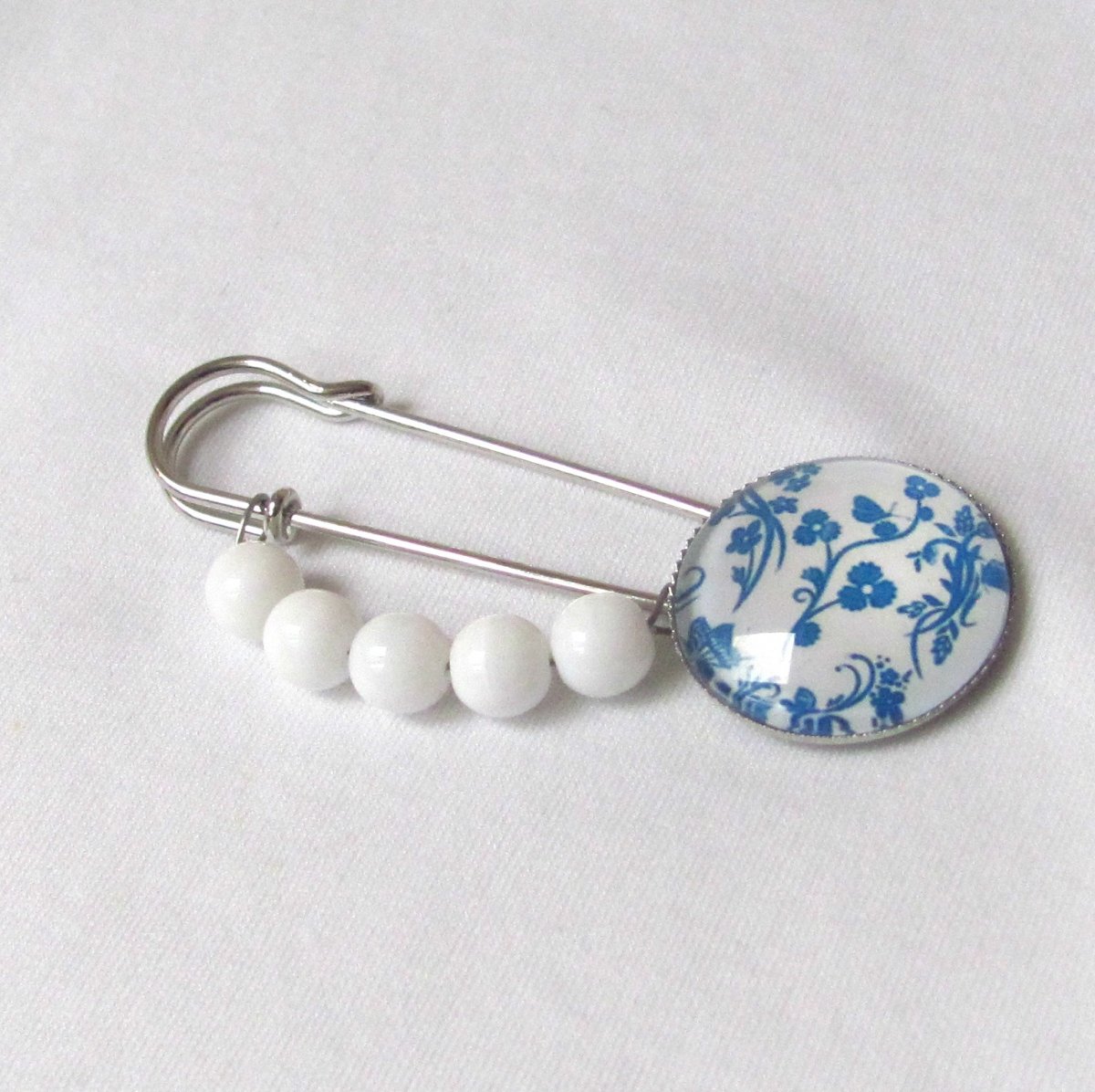 Ozdobný spínací špendlík, rostlinný motiv