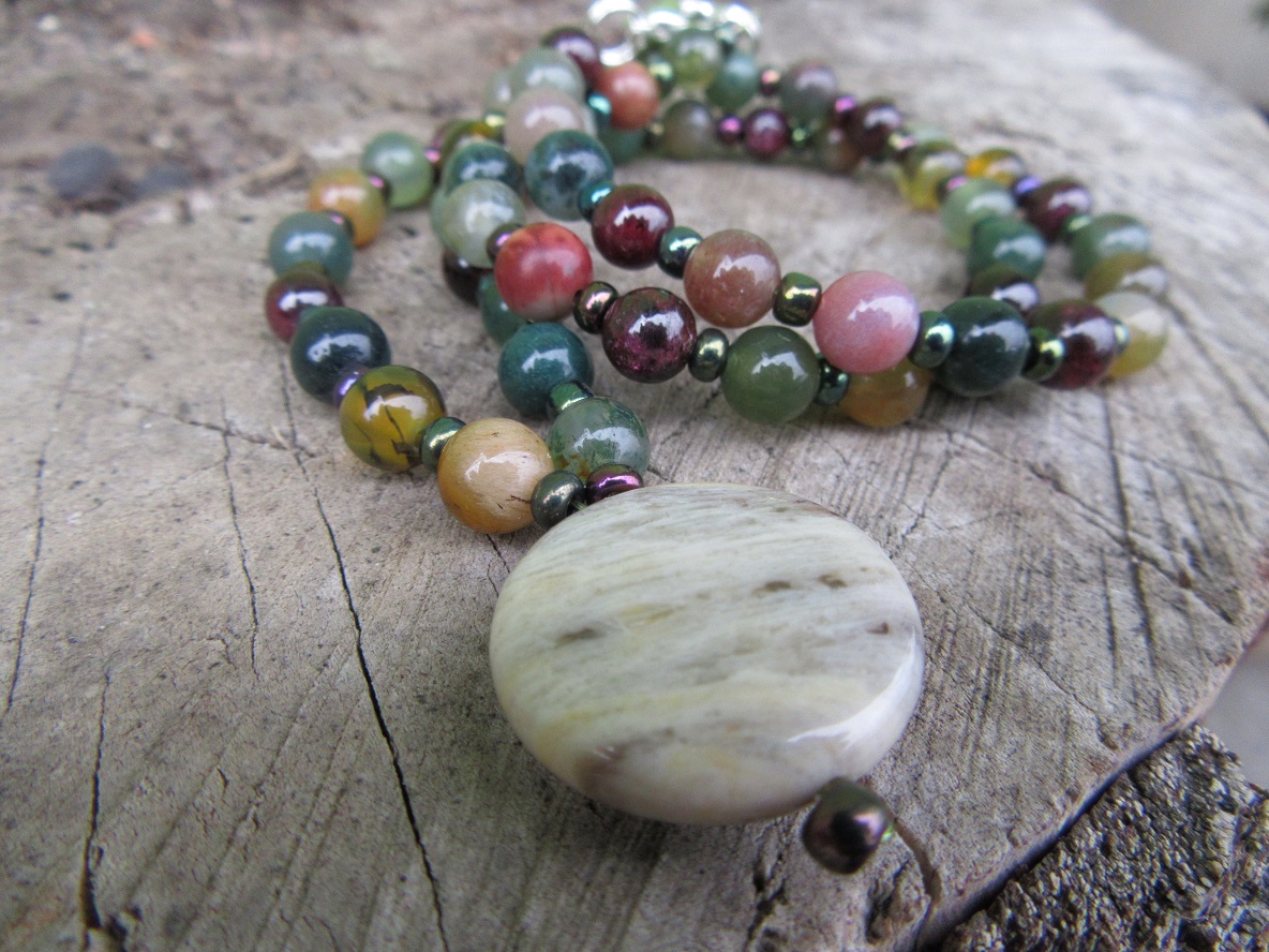 Náhrdelník z achátů s opálovou plackou