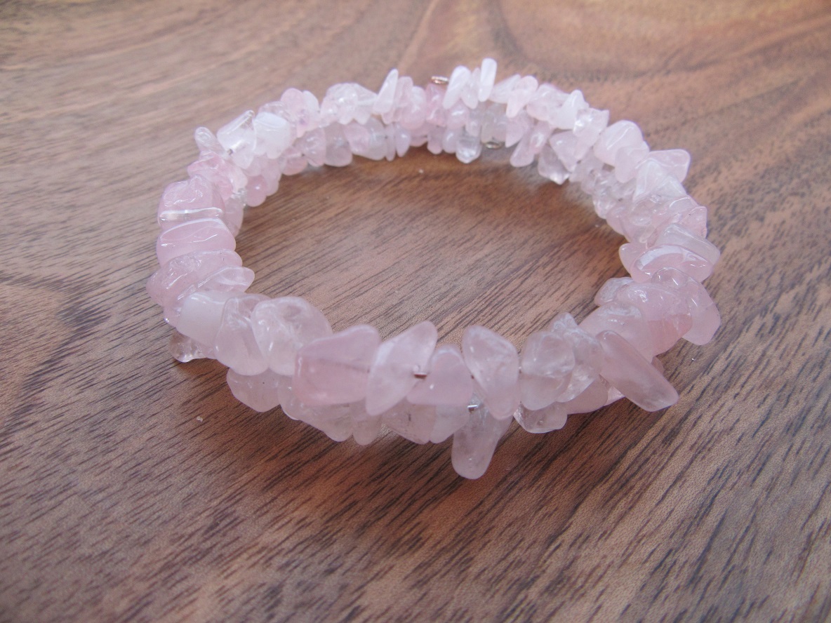 Náramek z růženínu