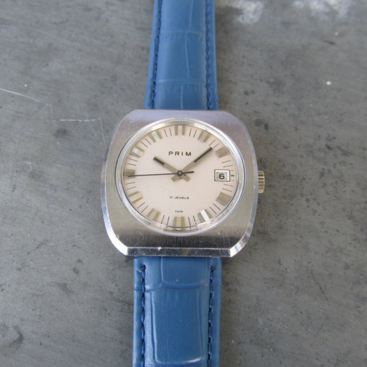 Hodinky Prim z roku 1975, masivní model s datumem