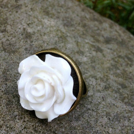 Prsten s bílou růžičkou