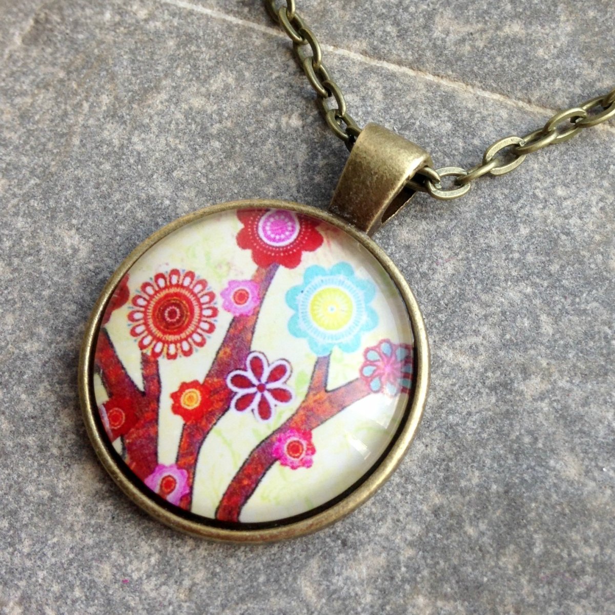 Mosazný přívěsek s motivem 3