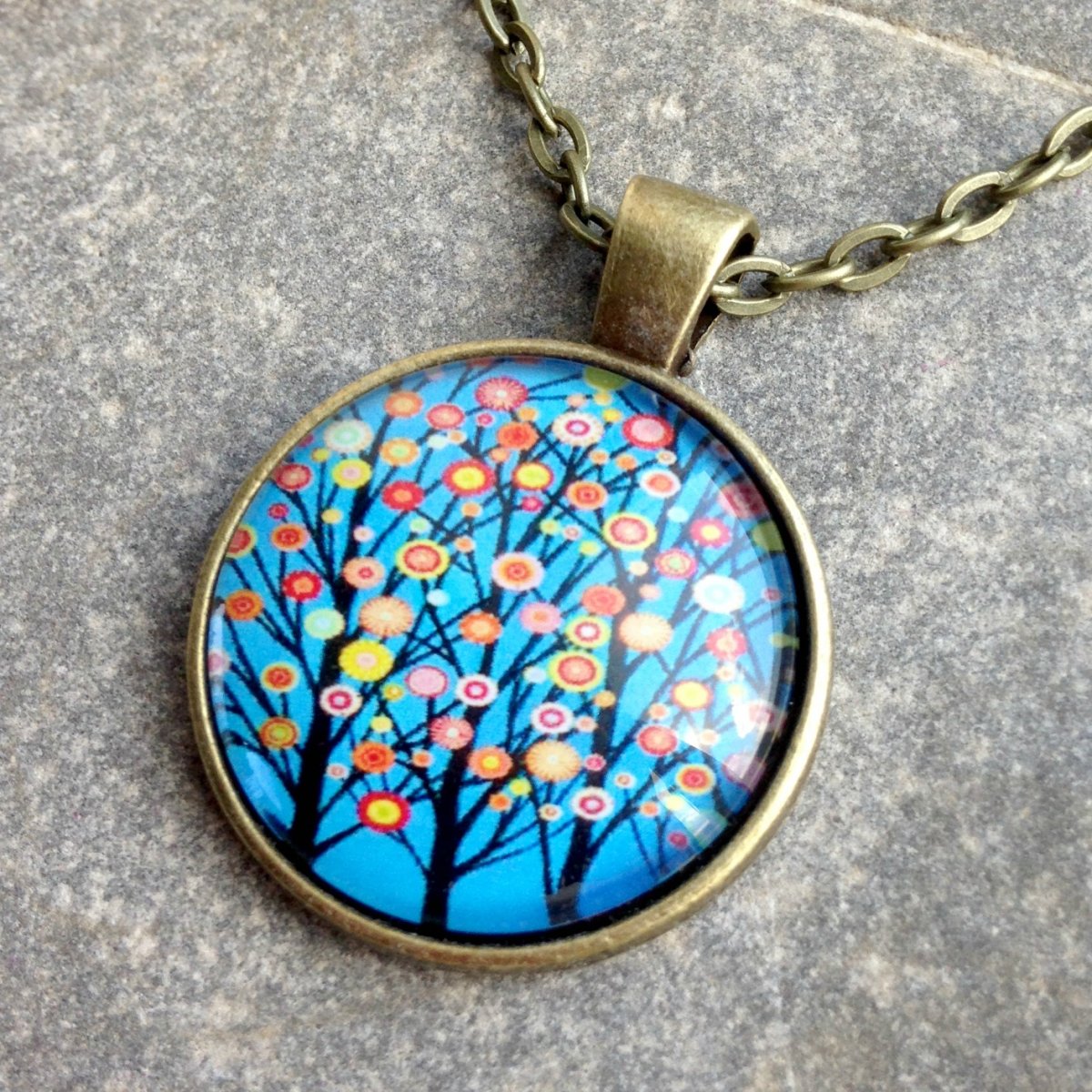 Mosazný přívěsek s motivem 4