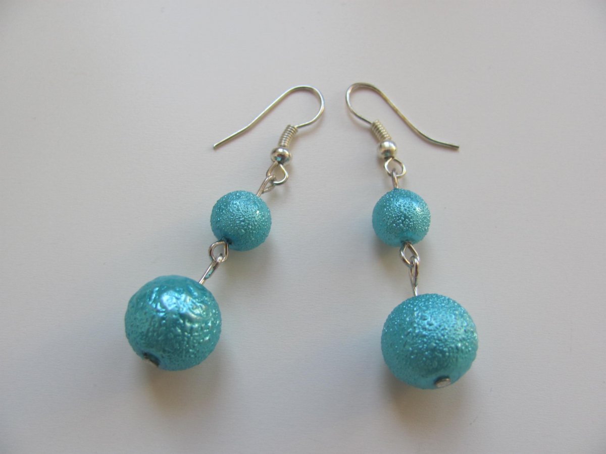 Vroubkované perly světlé modré