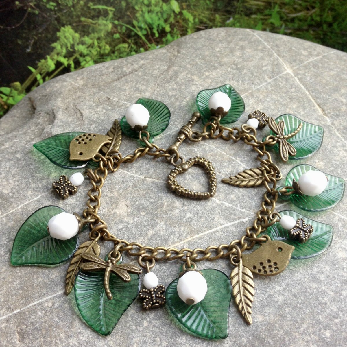 Bílé bobulky v zeleném listí