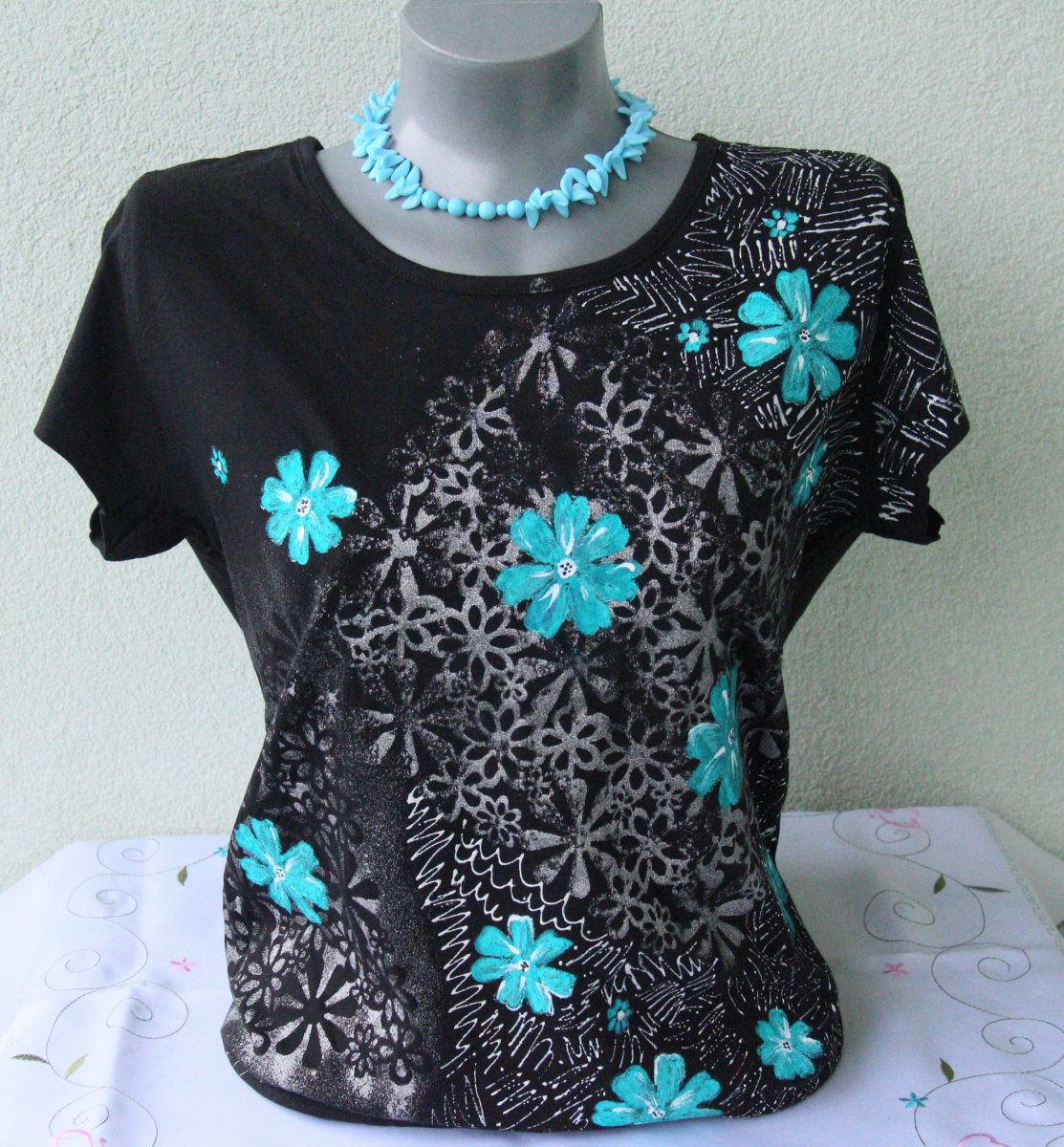 Černé s kytičkami