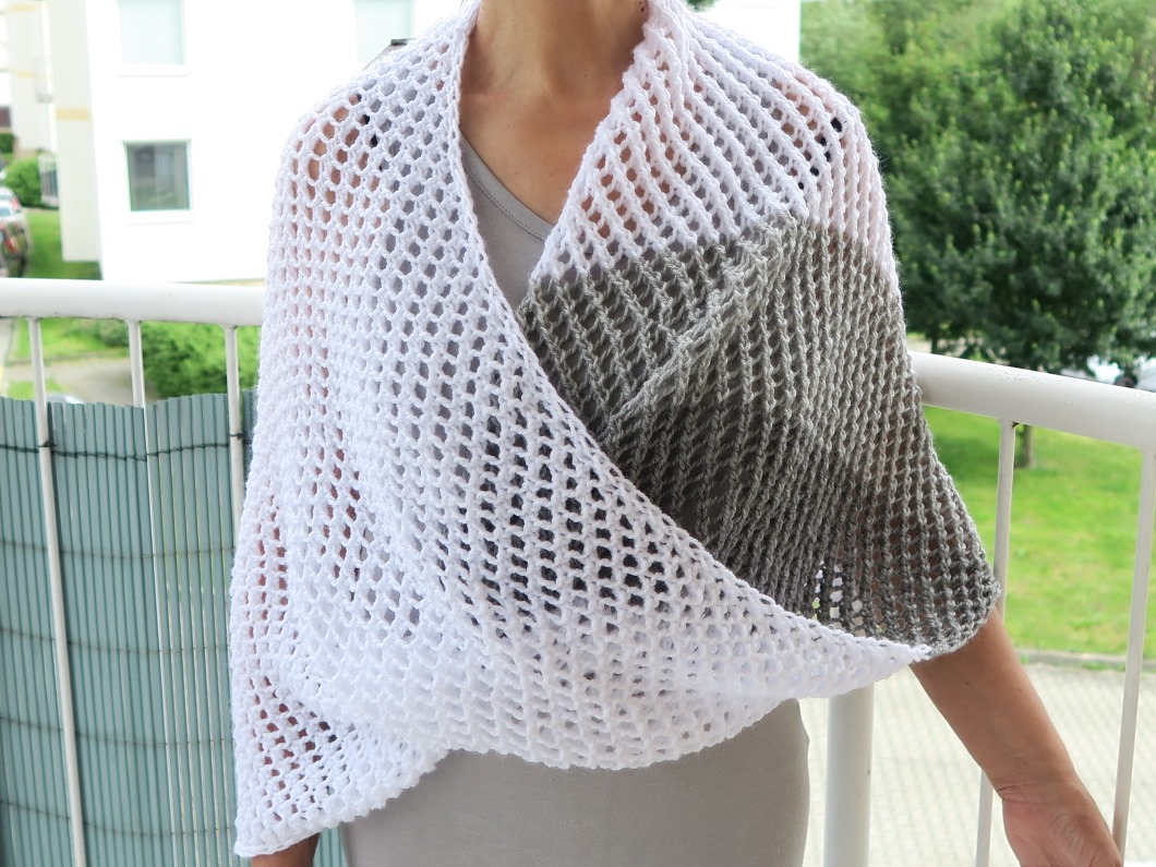 BÍLÉ PONČO/SÍŤ SE STŘÍBROŠEDÝMI PRUHY