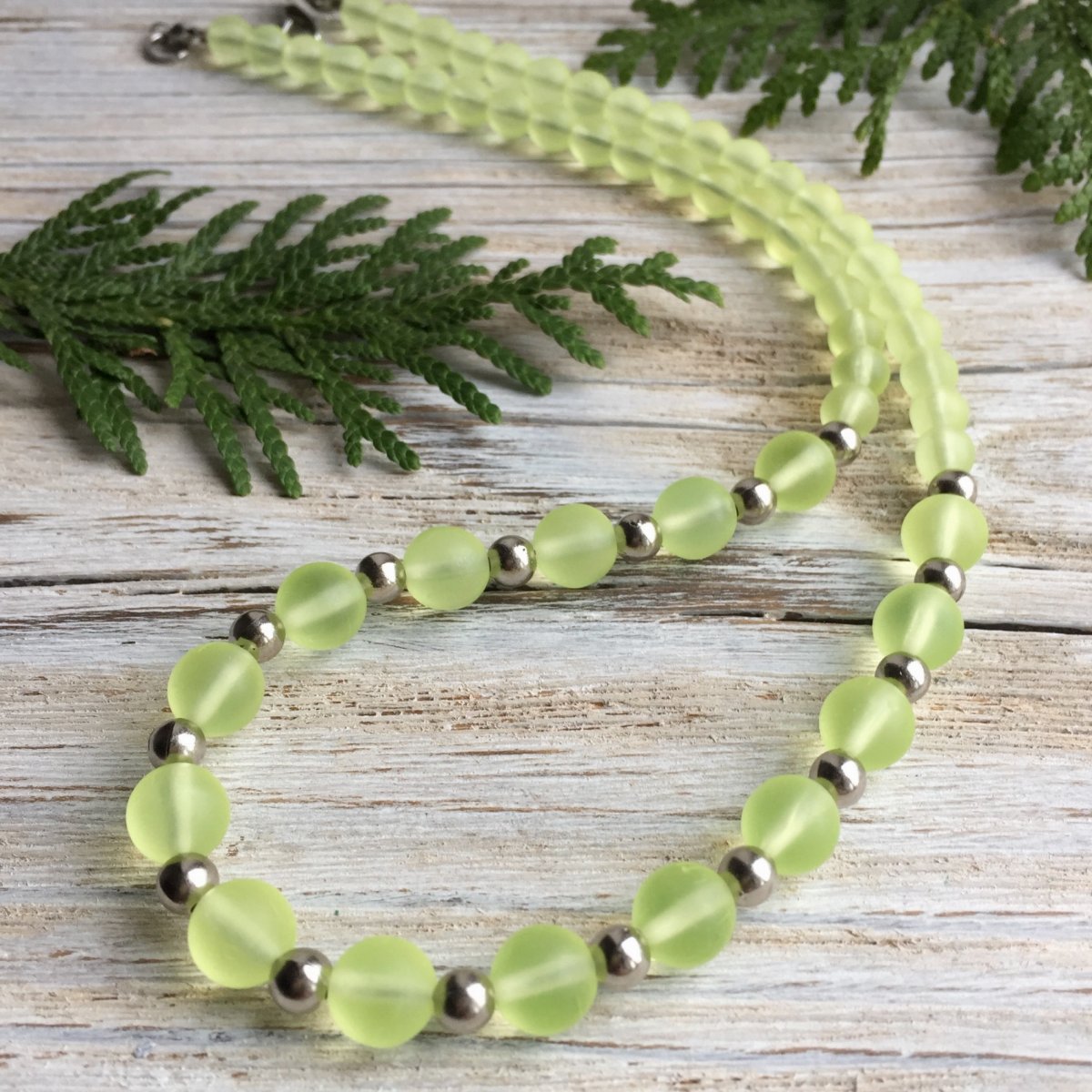 Zelenkavé korálky