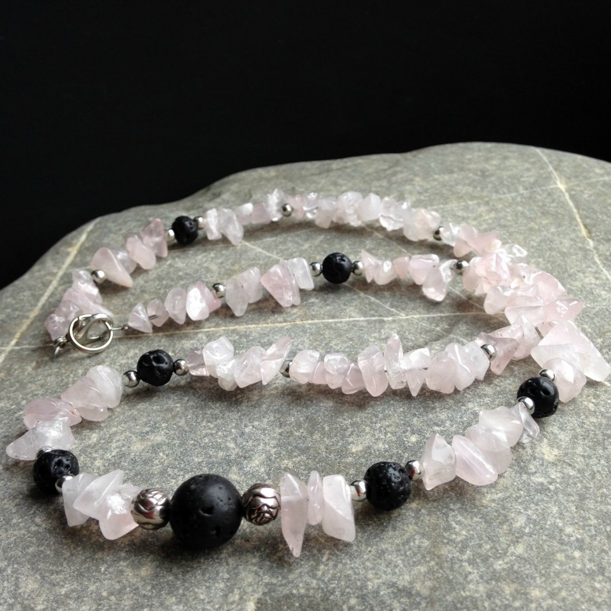 Růženín a láva - náhrdelník