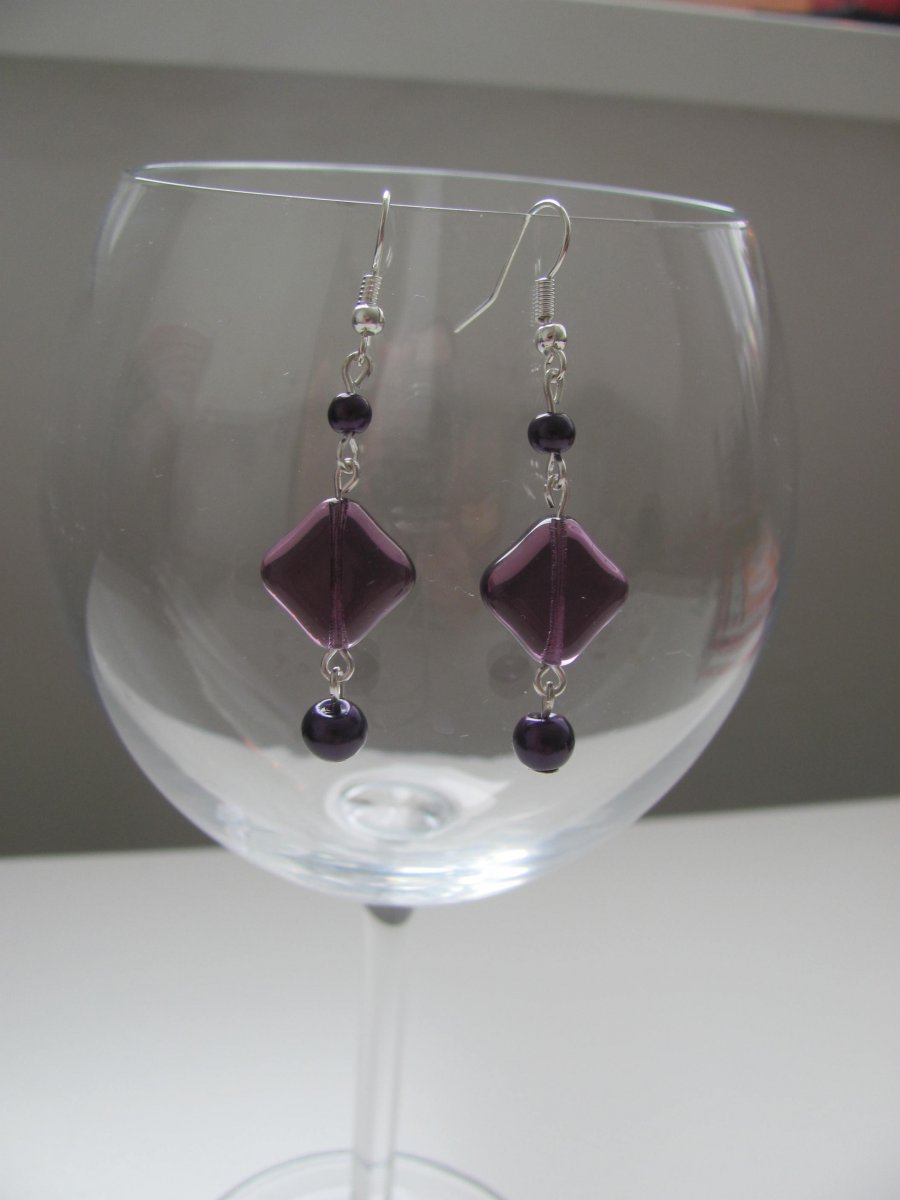 Fialové kosočtverce s kuličky