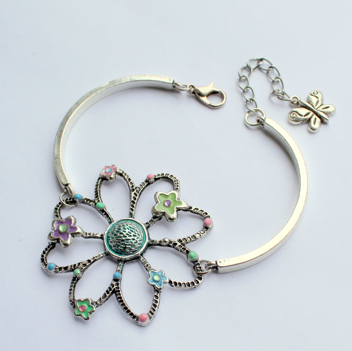 Elegantní náramek s květinou