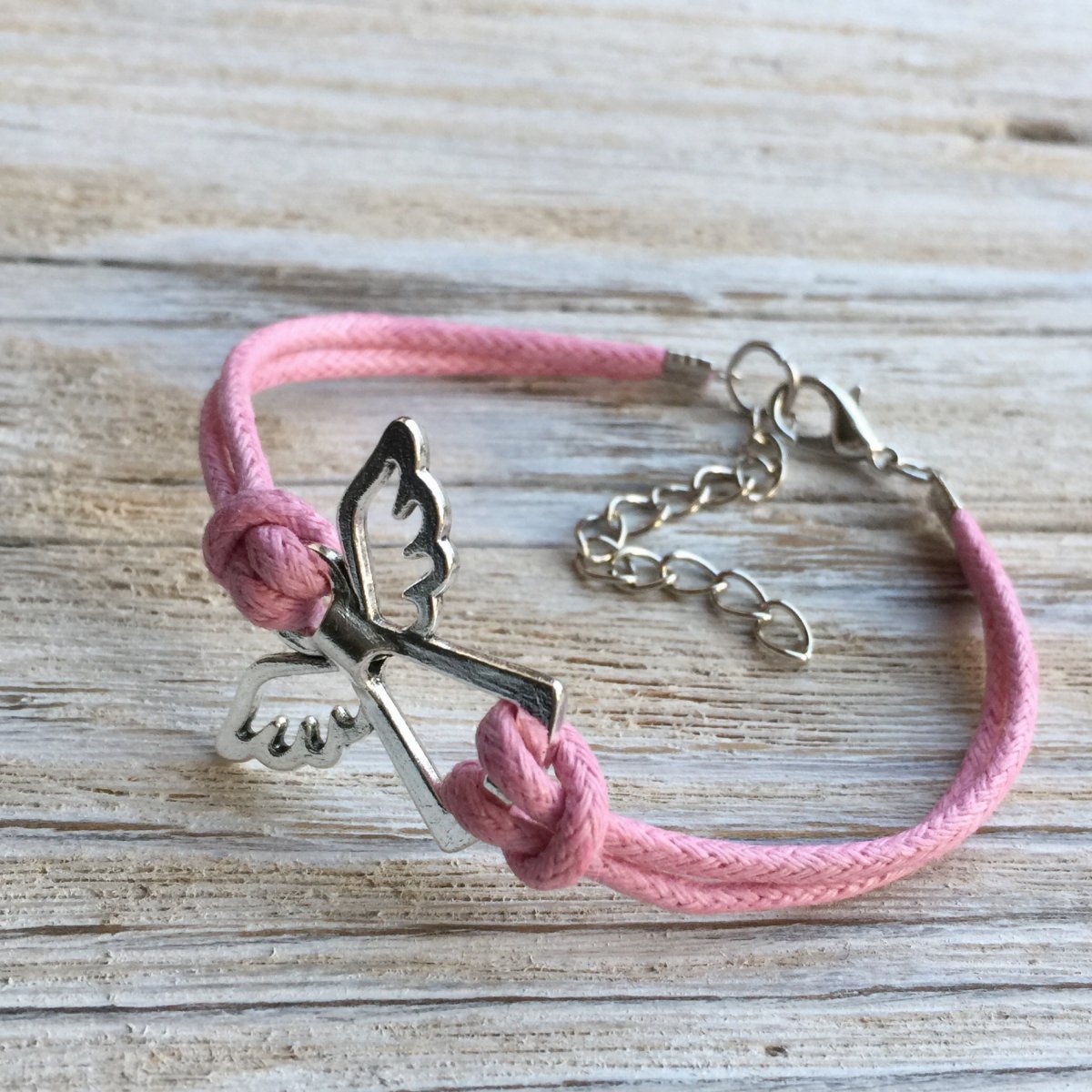 Růžový náramek s andělem