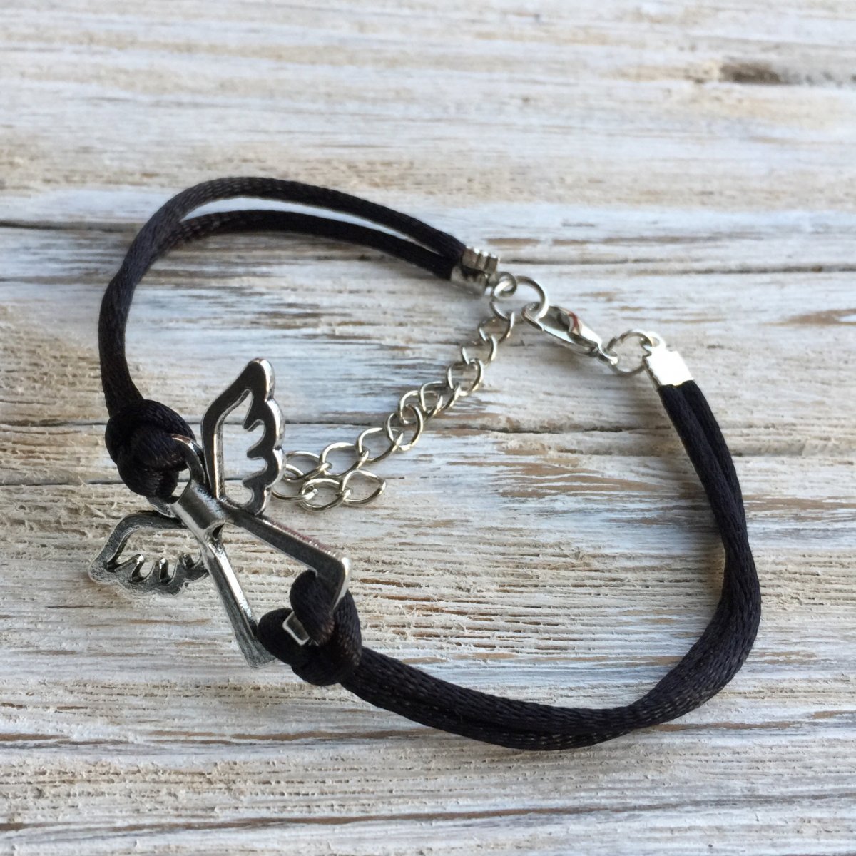 Černý náramek s andělem