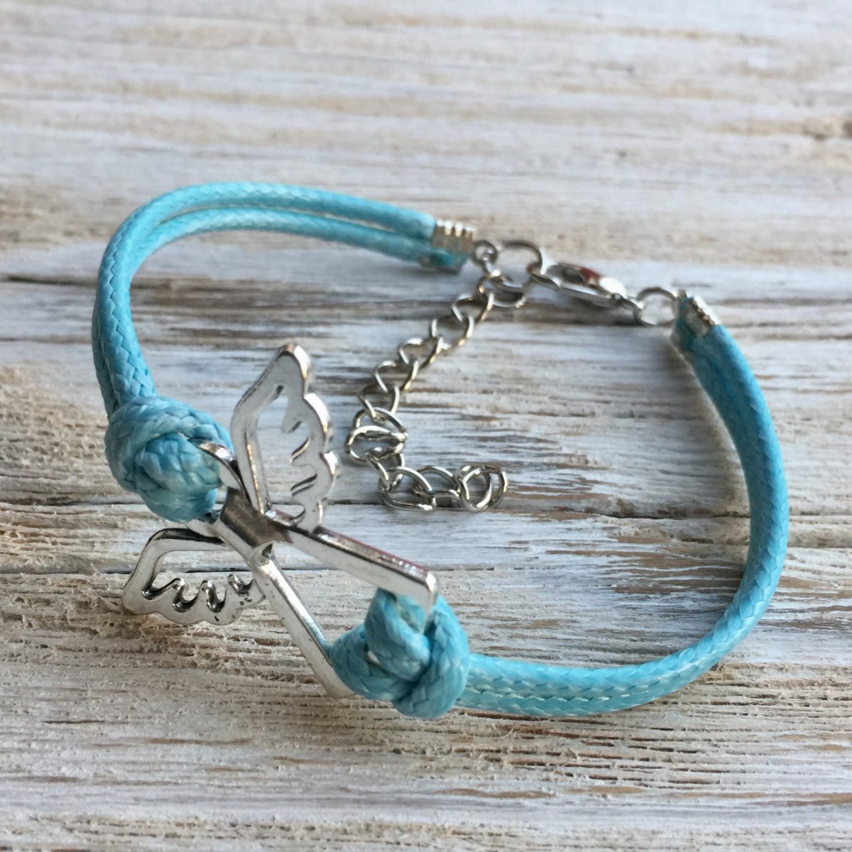 Světle modrý náramek s andělem